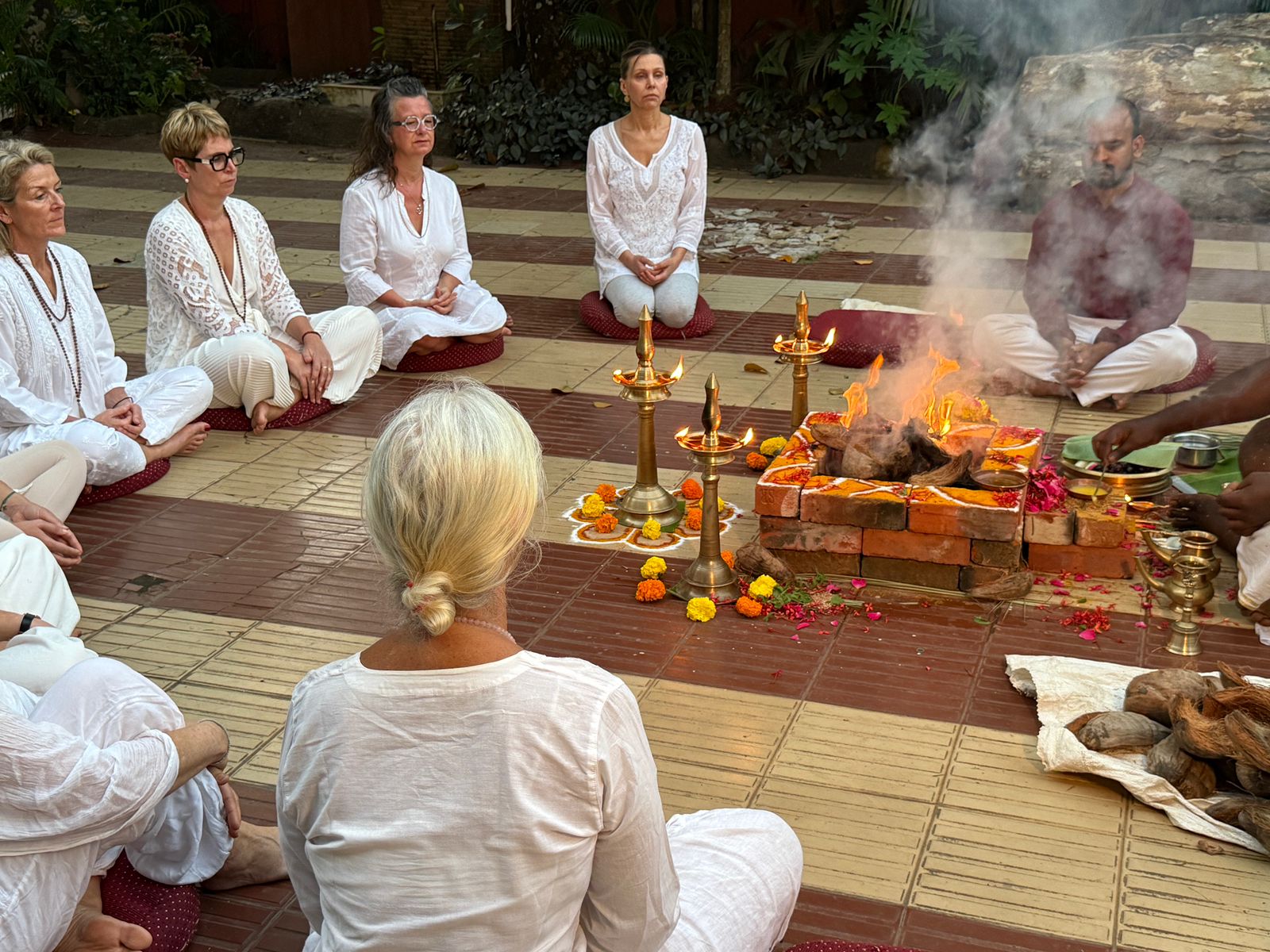 retraite de yoga en français en inde